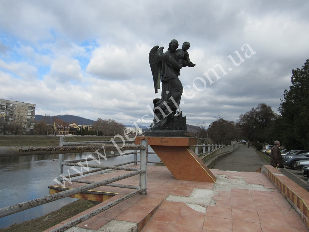 Пам’ятник "Великій воді" у Мукачеві знову постраждав від вандалів (ФОТО)