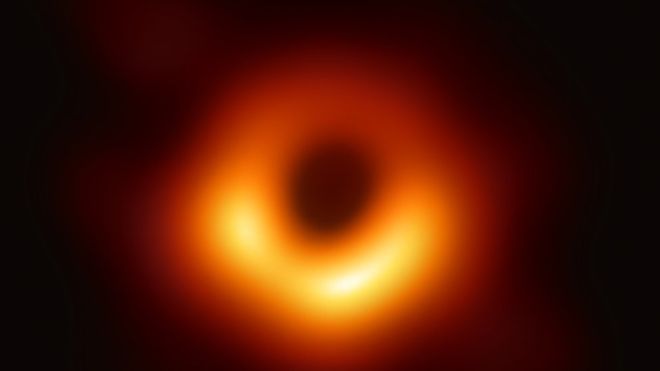 Асторономам вдалося вперше в історії отримати світлину "Чорної діри"