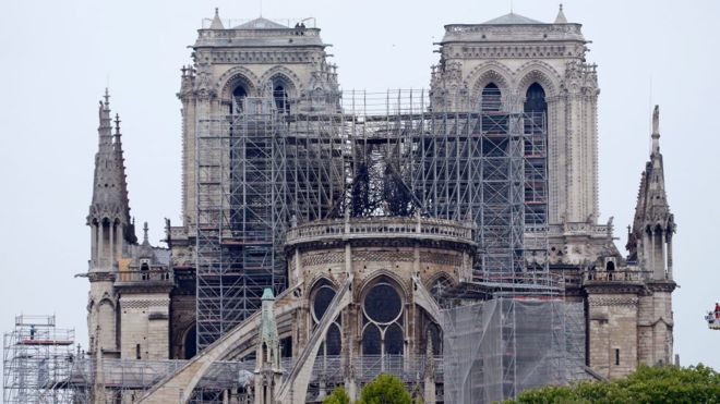 У соцмережі поділилися відео всередині Собору Паризької Богоматері після пожежі (ВІДЕО)