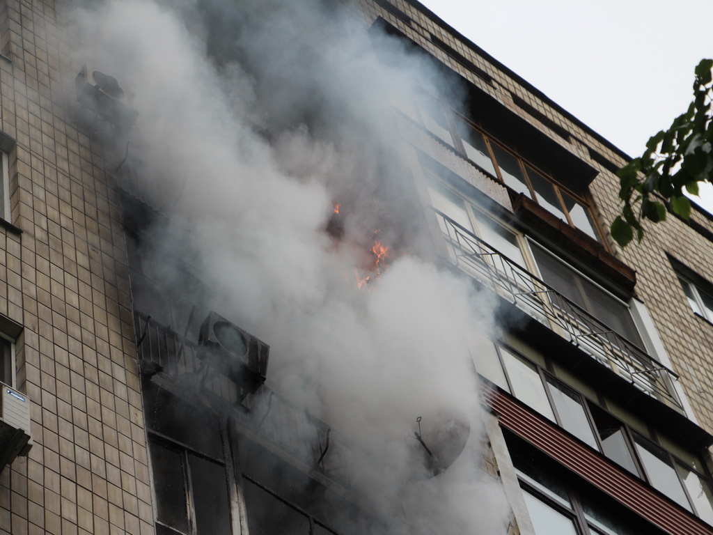 Пожежа в Ужгороді: вогнеборці боролися з полум'ям у квартирі житлового будинку