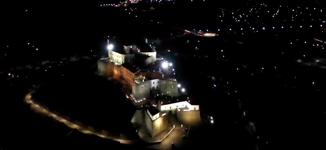 Мукачівську фортецю у світлі нічних вогнів показали у мережі (ВІДЕО)