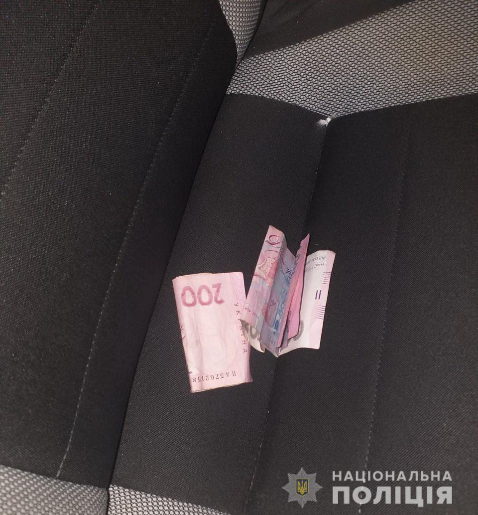 Поклав гроші у службове авто: поліція Ужгородщини розслідує факт спроби підкупу правоохоронця (ФОТО)