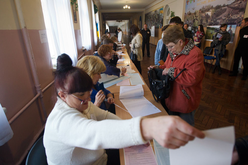 На виборчих дільницях мукачівці намагалися отримати бюлетень за іноземним паспортом та посвідченням водія