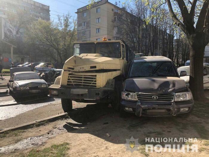 Масштабне зіткнення: у центрі міста вантажівка протаранила 12 автівок (ВІДЕО, ФОТО)