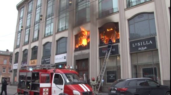 У Львові пожежа в торгівельному центрі (ВІДЕО)