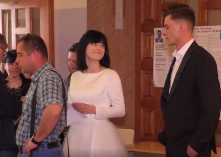 Молодята з Ужгорода прийшли голосувати одразу після весілля (ФОТО)