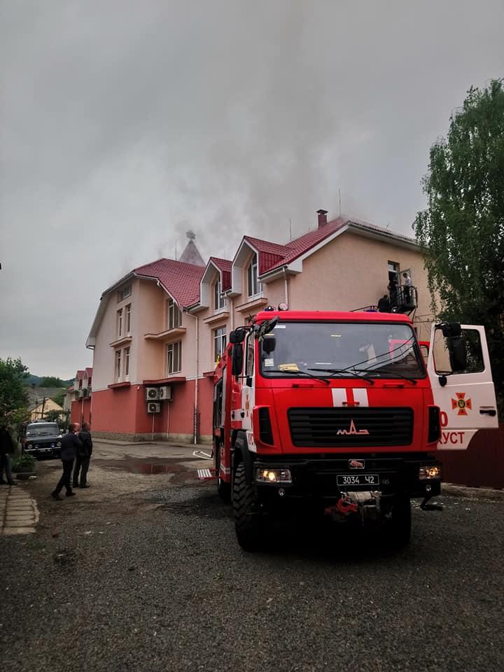 Жителі Хуста продовжують ділитися відеоматеріалами із сьогоднішньої пожежі у місті (ВІДЕО, ФОТО)