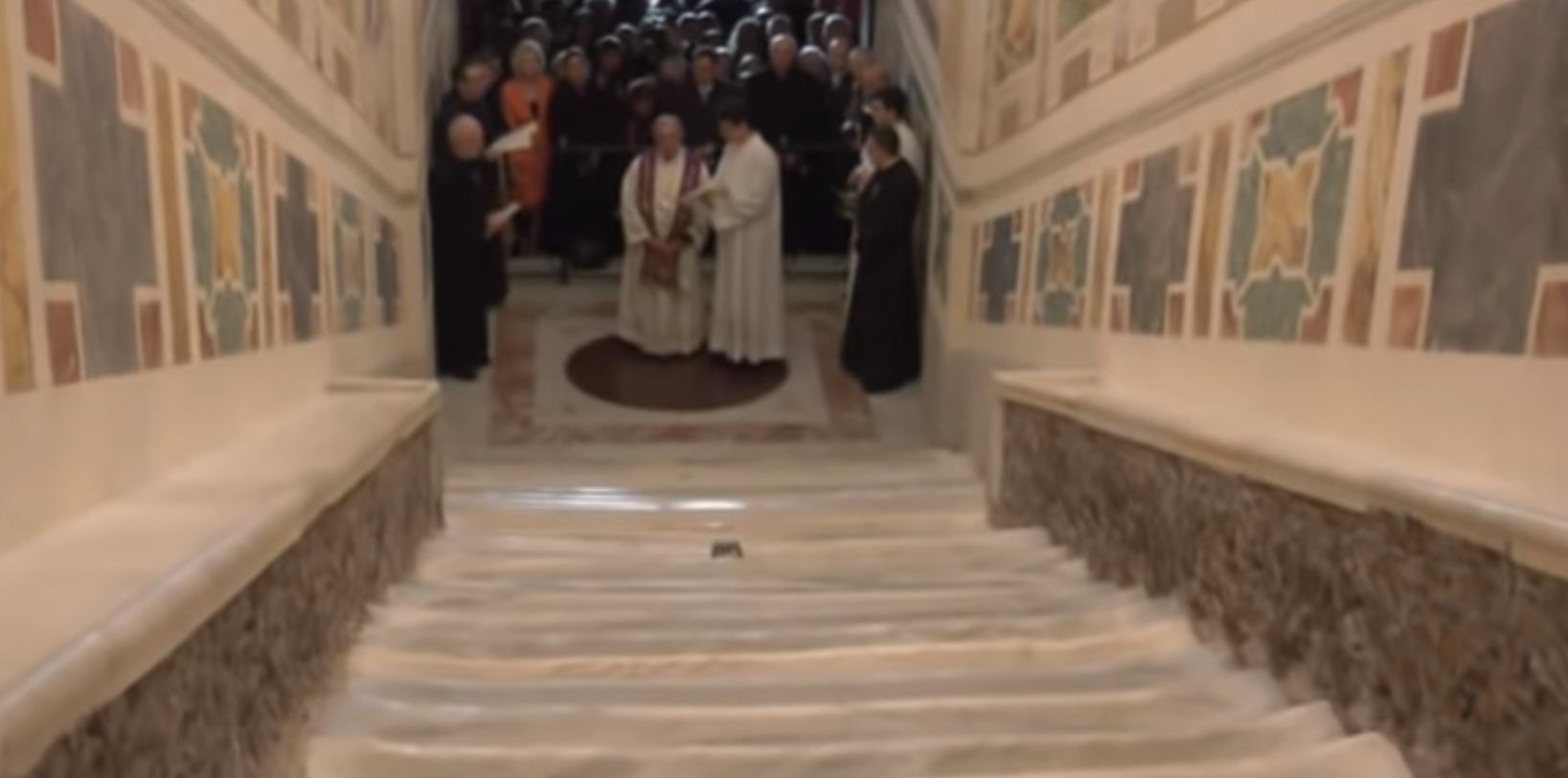 Унікальна подія: у Римі вперше за 300 років для вірян відкрили сходи, по яким ступав Ісус Христос (ВІДЕО)