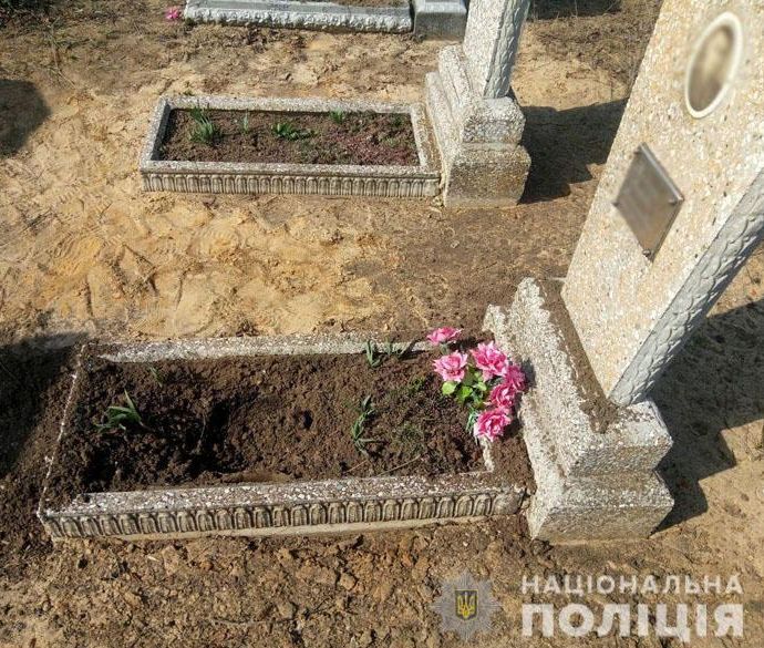 Розпочала прибирання та опинилася у лікарні: жінка підірвалася, пораючись на кладовищі (ФОТО)