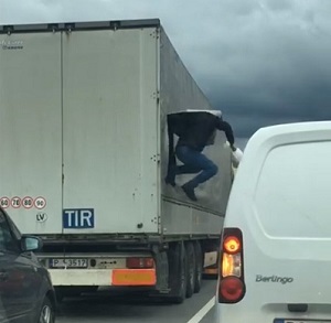 У сусідній Словаччині нелегали вистрибували з вантажівки посеред вулиці (ВІДЕО)