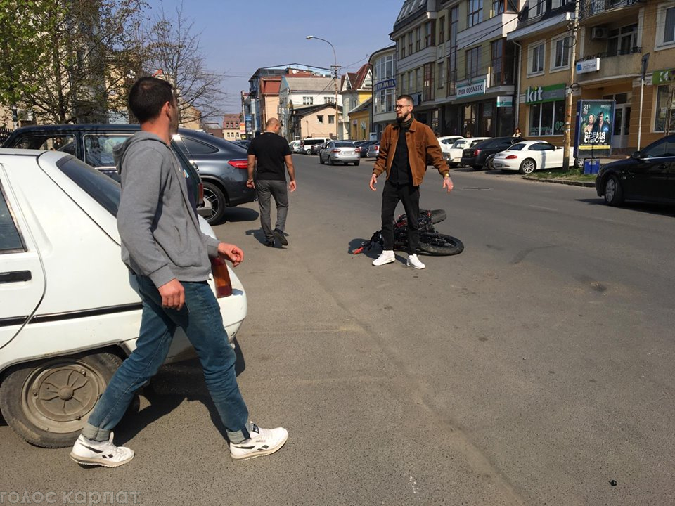 ДТП в центрі Ужгорода: мотоцикліст потрапив під колеса автівки (ФОТО)