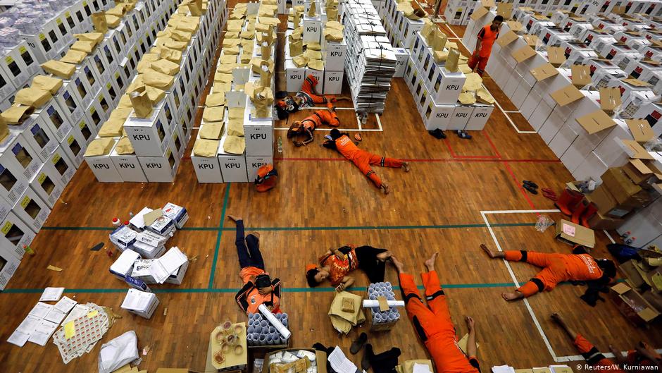 В Індонезії від перевтоми під час виборів померло понад 270 працівників виборчих комісій