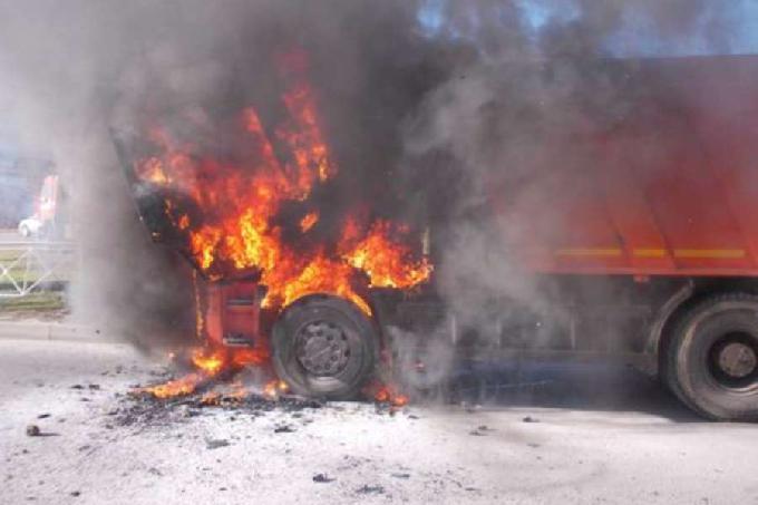 Пожежа на Виноградівщині: вогонь вмить охопив вантажівку