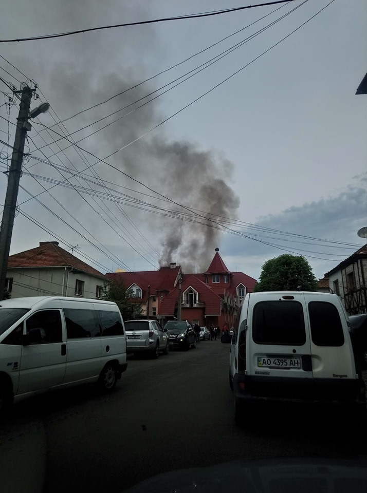 Пожежа на Хустщині: горить відомий готельно-ресторанний комплекс (ФОТО)