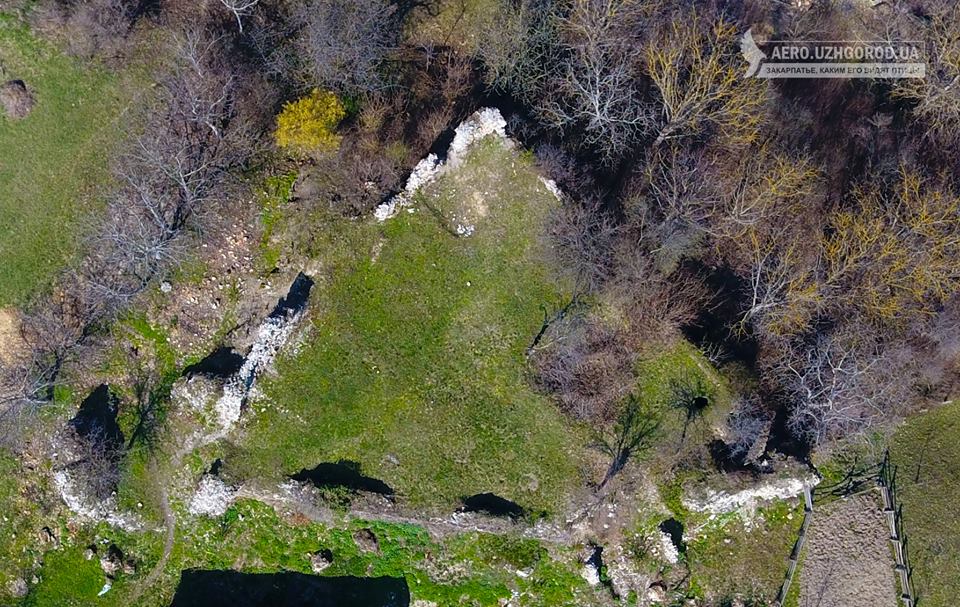 Туристи запевняють, що руїни квасівського замку на Берегівщині невдовзі зникнуть (ФОТО)