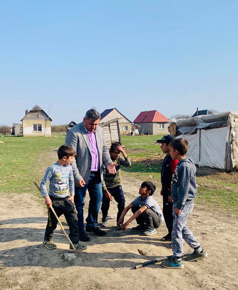 Для більшості ромських дітей на Закарпатті для гри доступні лише кілька палок і чисте поле (ФОТО)