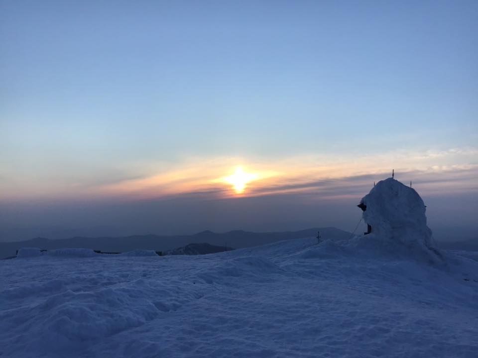 Схід сонця у все ще вкритих снігом Карпатах (ФОТО)