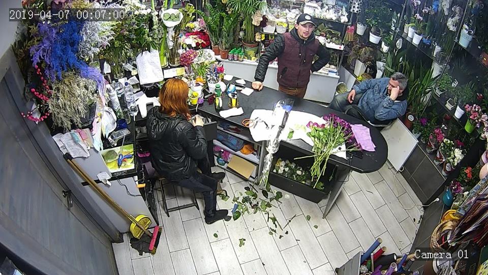 В Ужгороді камери спостереження зафіксували місцевих злочинців (ФОТО)