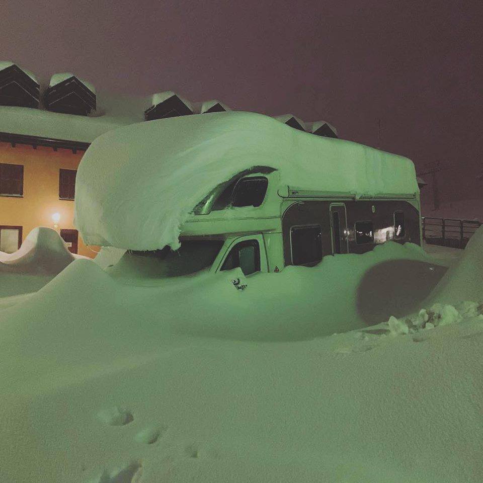 Європейські гірськолижні курорти замело небувалою кількістю снігу, вирують хуртовини (ФОТО, ВІДЕО)