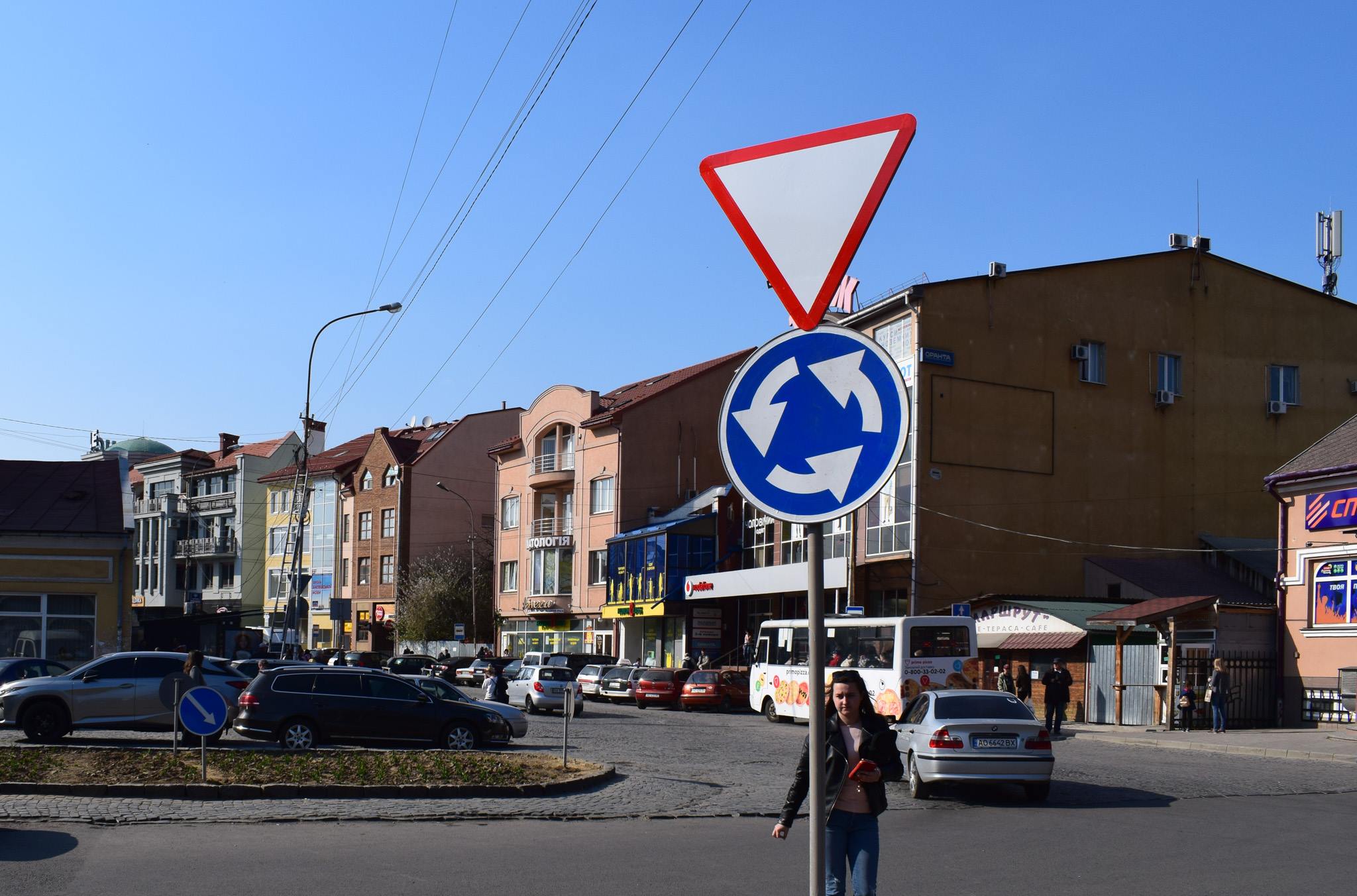 До уваги водіїв: в Ужгороді встановлено нові дорожні знаки