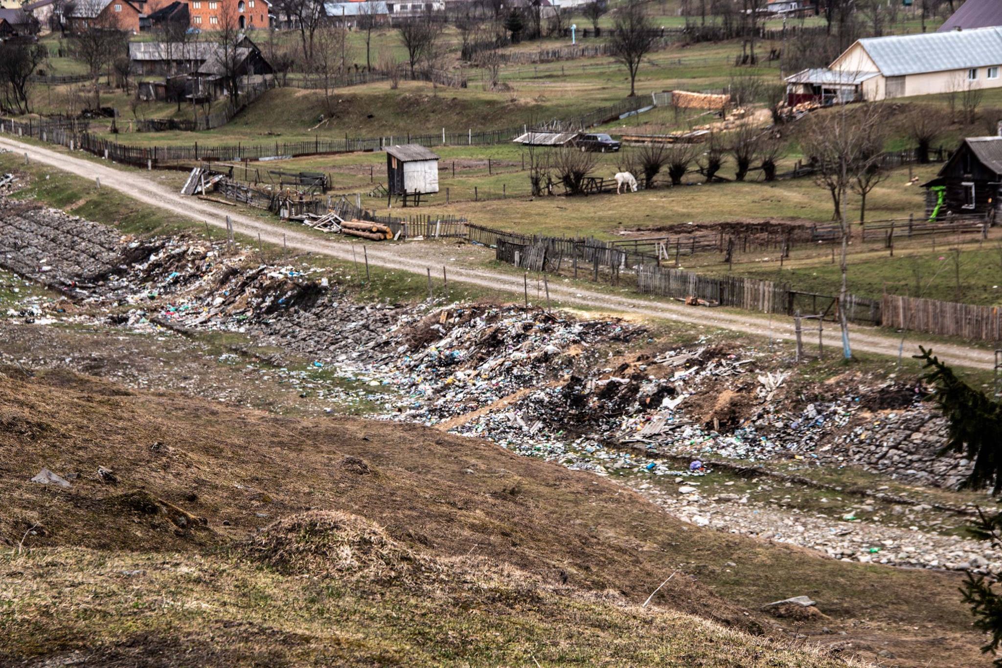 Колочава: сміттєві береги спостерігають туристи у закарпатському  селі-музеї (ФОТО)