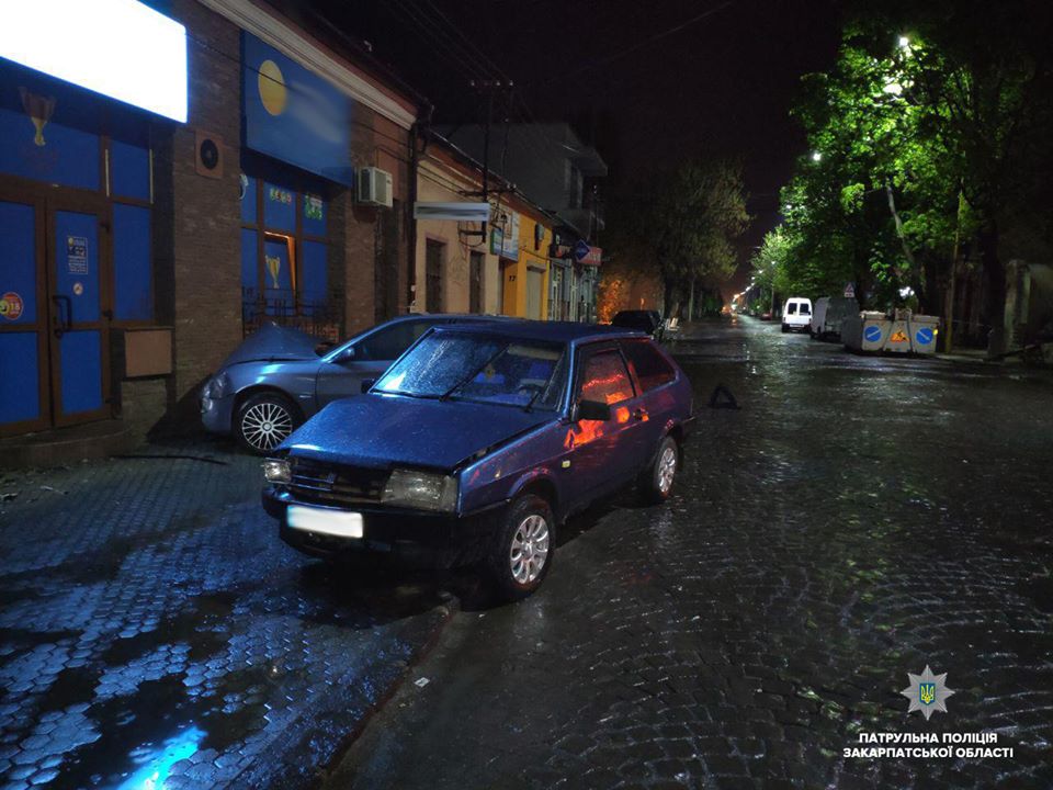 Не врахував дорожні обставини: в Ужгороді водій наїхав на припарковане авто (ФОТО)