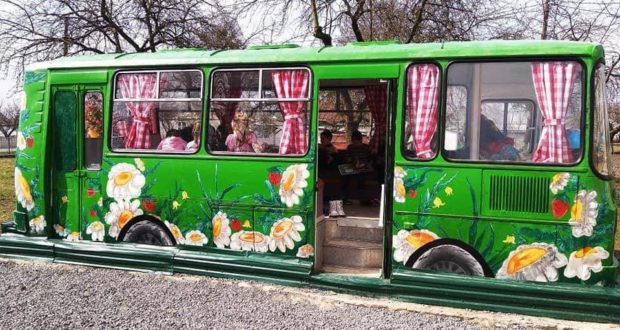 "Територія свободи": у покинутому автобусі облаштували незвичайний клас для учнів (ФОТО)