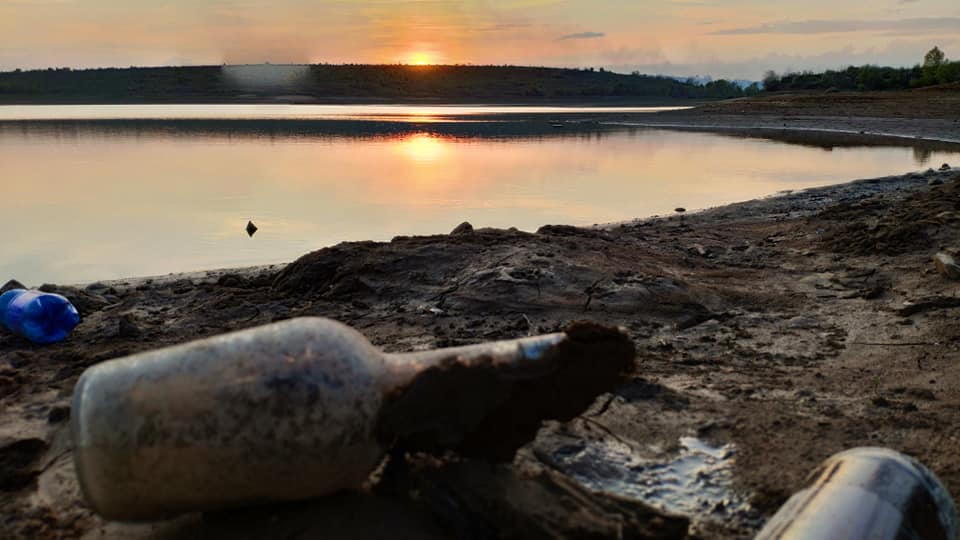 Гарно і сумно: чудовий захід сонця на Мукачівщині "потонув" у смітті (ФОТО)