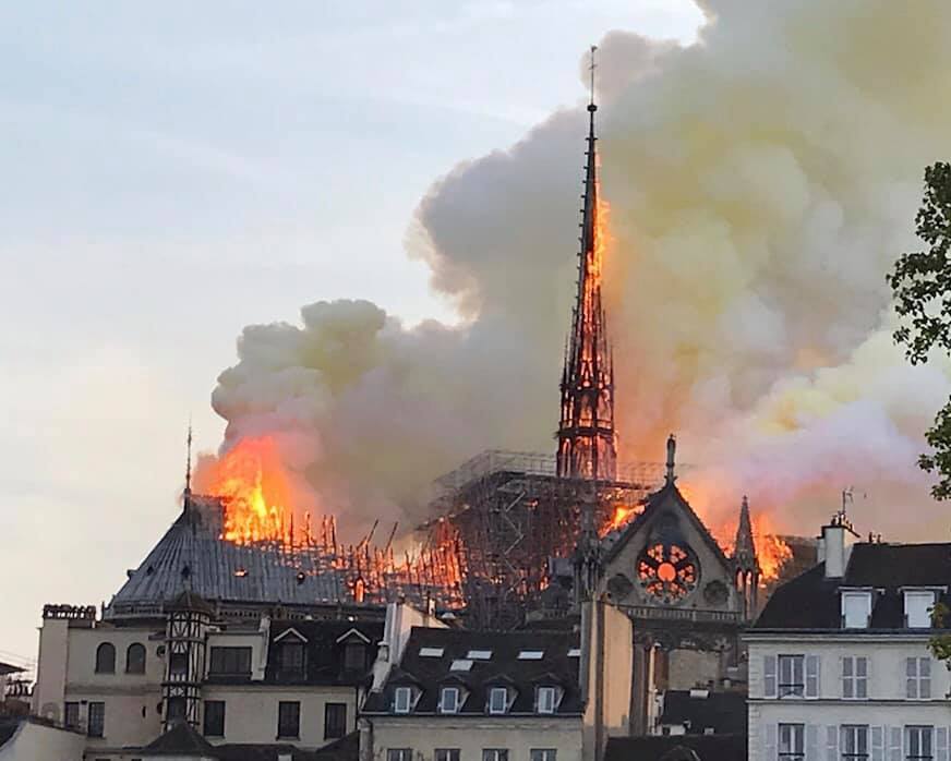 У Парижі горить Собор Паризької Богоматері (ФОТО, ВІДЕО)