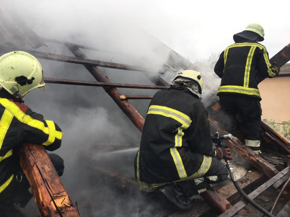 На Хустщині рятувальники, рятуючи будівлю від пожежі, виявили труп (ФОТО)