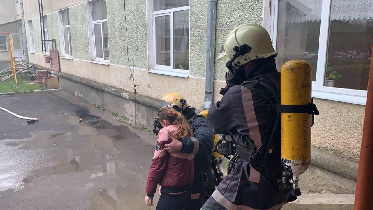 Вогнеборці, лікарі, поліція, сигнал тривоги та евакуація: що трапилося у ліцеї міста Берегова? (ФОТО)