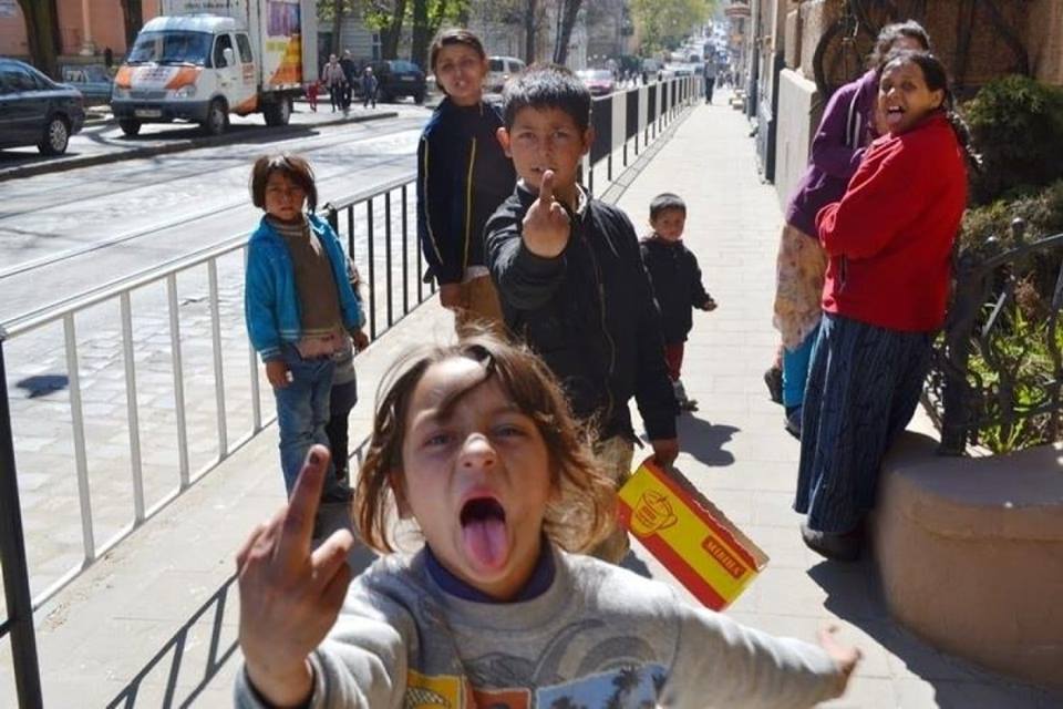 В Ужгороді ромські діти чіпляються до містян та нецензурно лаються — соцмережі (ФОТО)