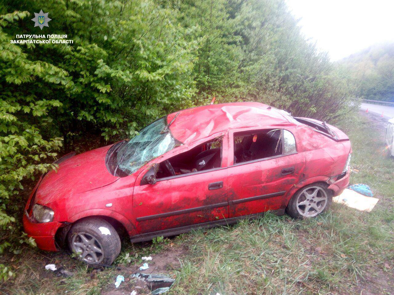 Жахлива ДТП на Воловеччині: авто опинилося у кюветі (ФОТО)