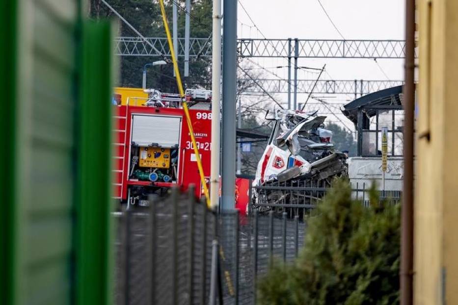 Трагедія у сусідній Польщі: потяг на швидкості розчавив «швидку» (ВІДЕО)