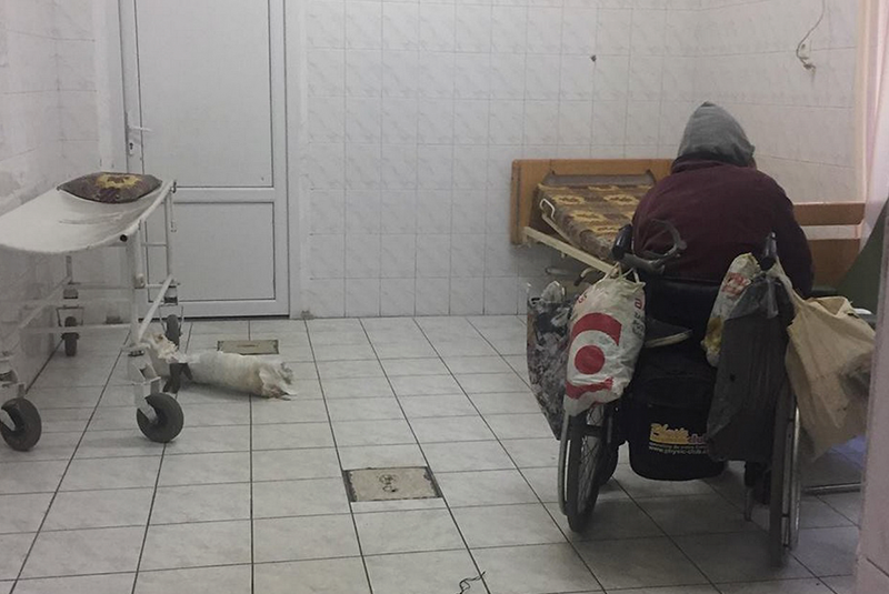 Мукачівську жінку-"плювачку" терміново госпіталізували в Ужгороді (ФОТО)