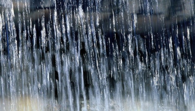 Закарпатців попереджають про сильні зливи та підвищення рівня води у річках