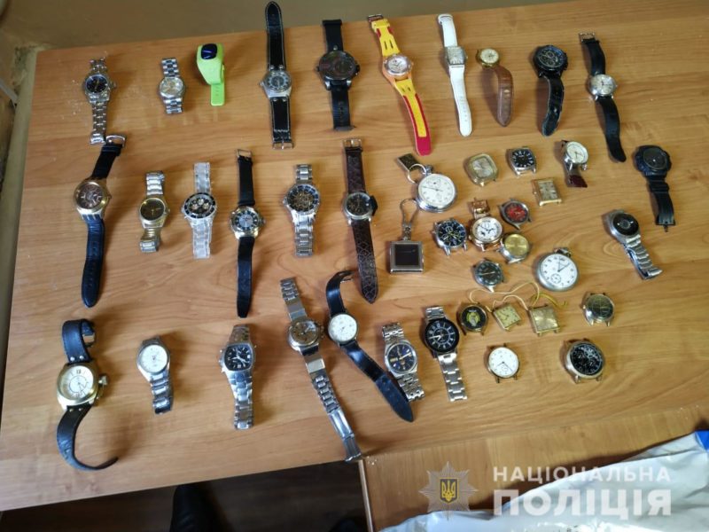 Якщо впізнали свої речі, звертайтеся: поліція Закарпаття викрила “домушників” (ФОТО)
