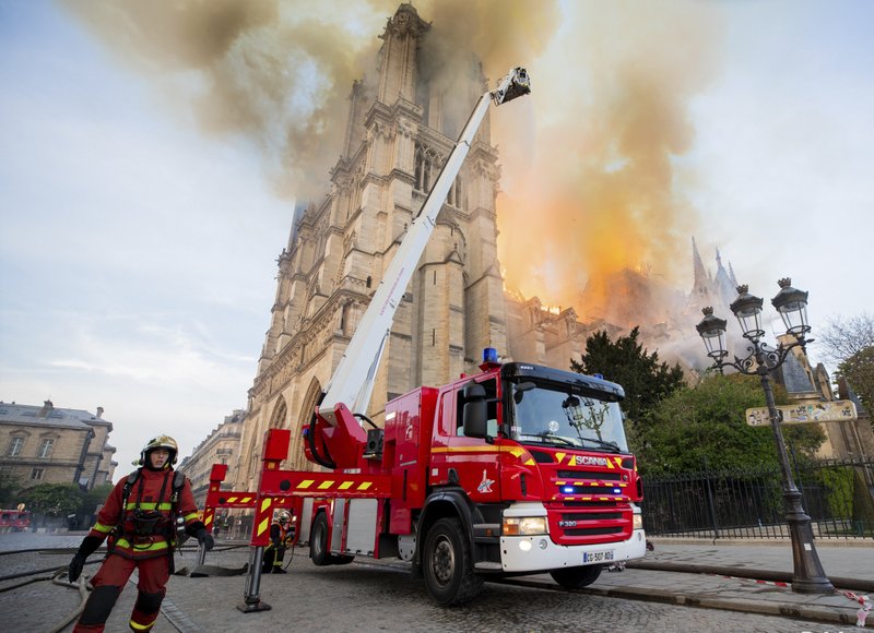 Нещасний випадок чи підпал? Стала відомою ймовірна причина пожежі в Соборі Паризької Богоматері
