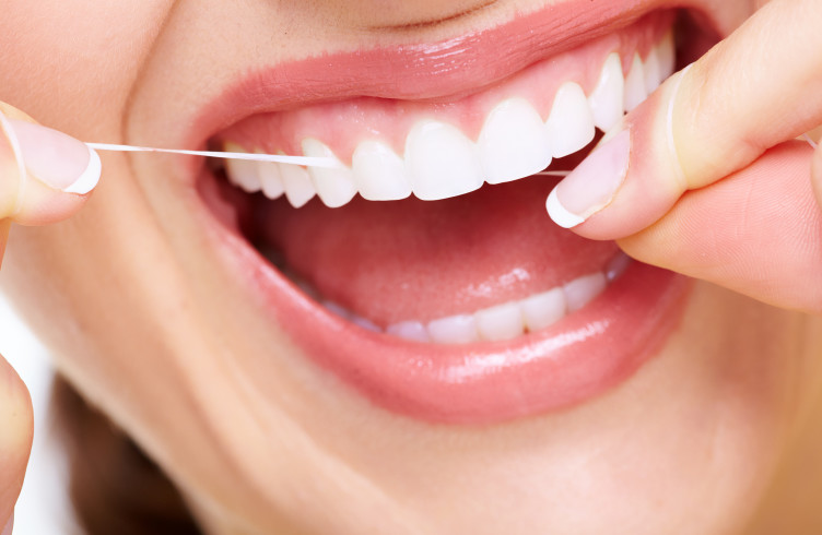 Звичайний невинний ритуал може викликати ряд захворювань: чим небезпечні зубні нитки?