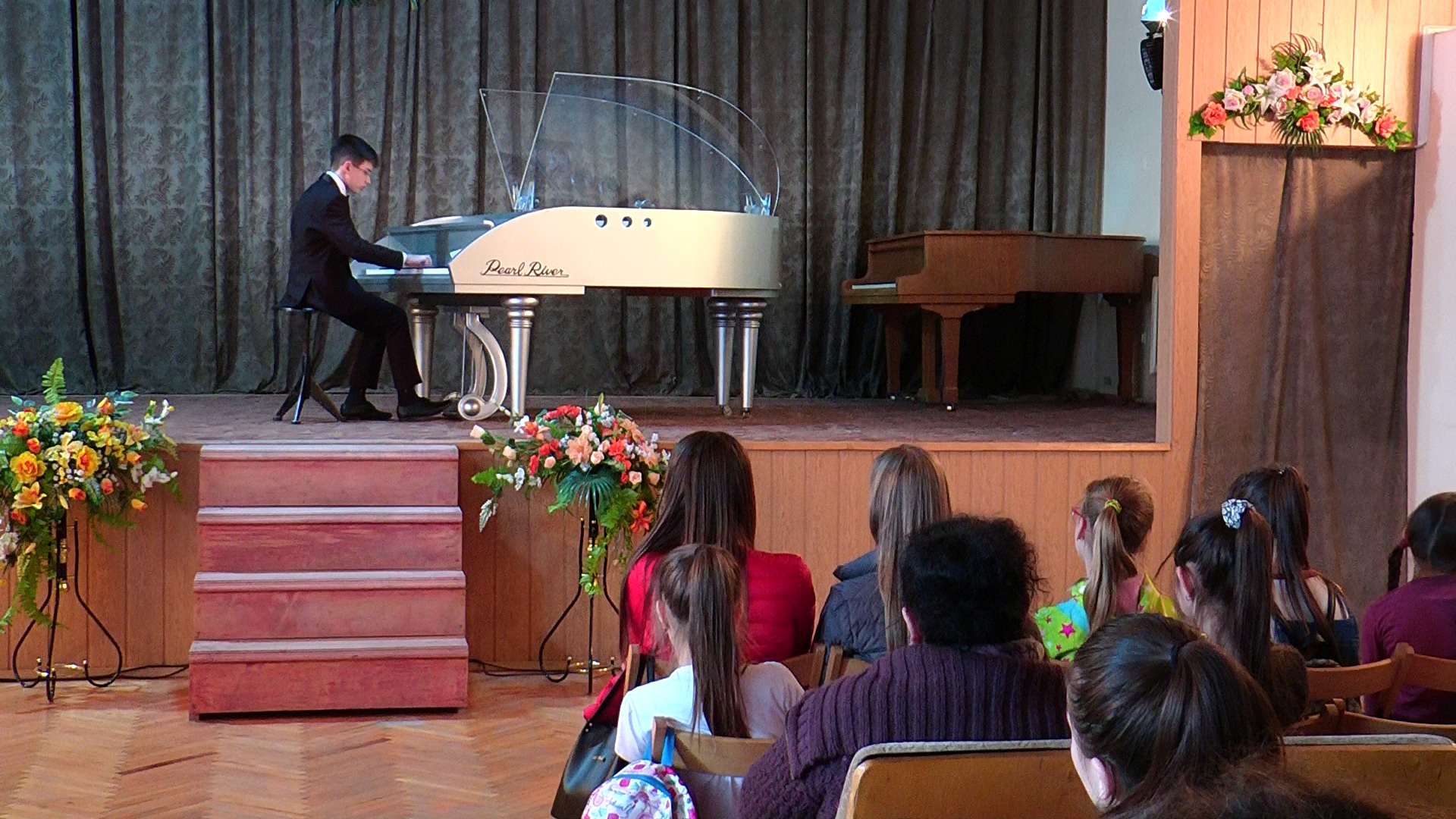 У Мукачеві лунала віртуозна гра юного піаніста Олександра Лучкова (ВІДЕО)