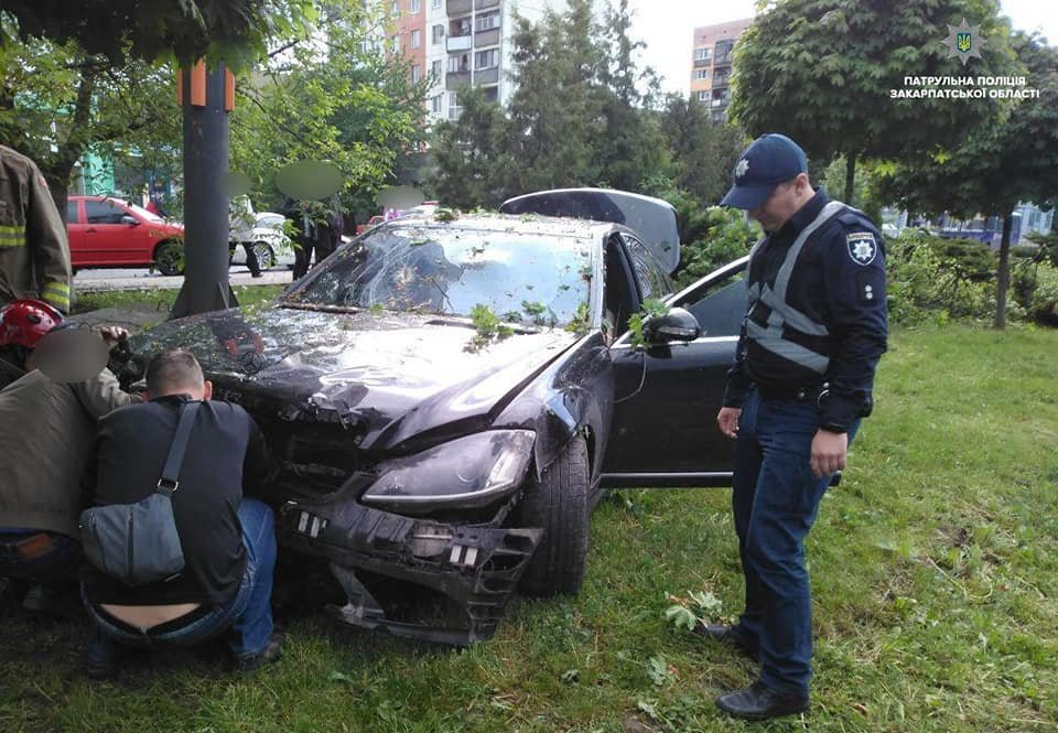 Сів за кермо на підпитку: в Ужгороді "Mercedes" в'їхав в бетонну опору (ФОТО)