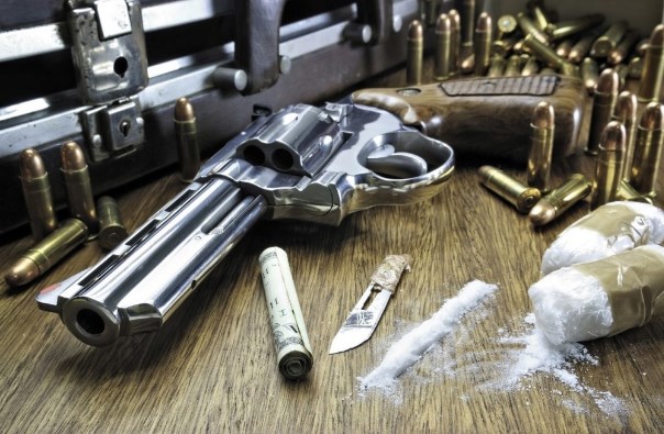 Поліцейські Ужгорода вилучили наркотики та зброю у місцевого мешканця