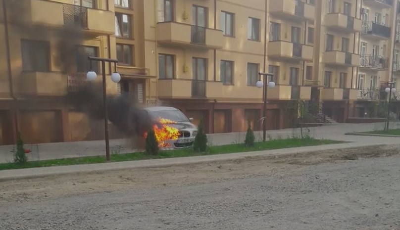 В Ужгороді поблизу багатоквартирного будинку палає "BMW" (ФОТО)
