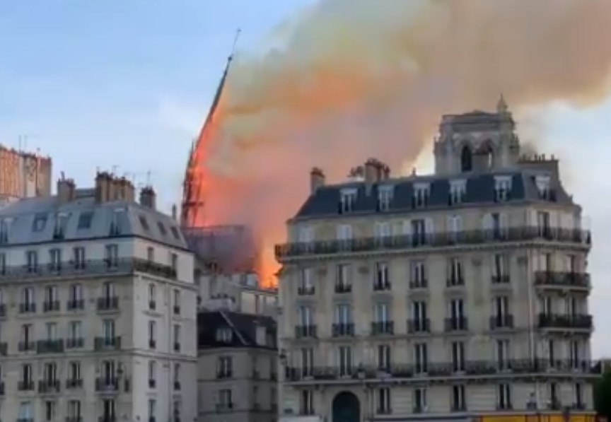 Внаслідок пожежі обвалився шпиль Собору Паризької Богоматері (ФОТО, ВІДЕО)