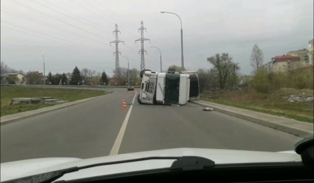 ДТП на дорозі: вантажівка перекинулася прямо на проїжджій частині (ВІДЕО)