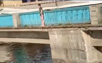 В гонитві за лайками школяр стрибнув з мосту у воду (ВІДЕО)
