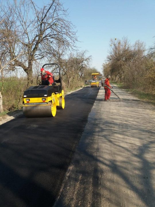 На Ужгородщині ремонтують дорогу, що веде до кордону зі Словаччиною (ФОТО)