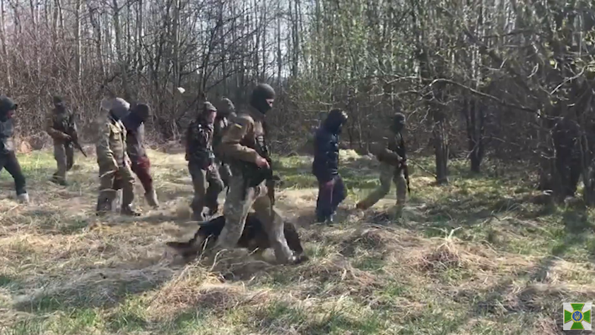 Прикордонна служба оприлюднила відео з місця затримання контрабандистів на українсько-румунському кордоні (ВІДЕО)