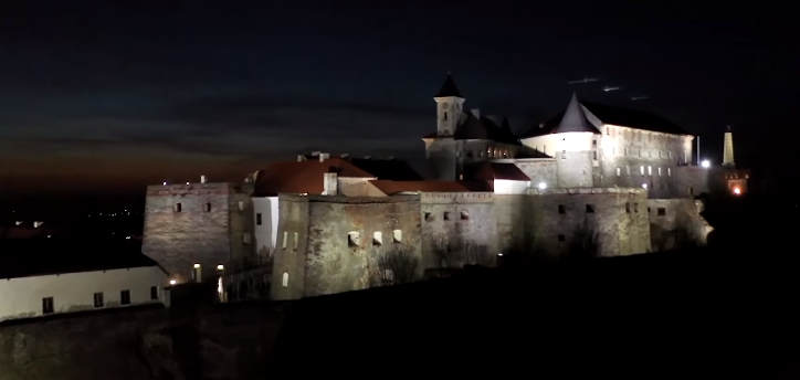 Мережу підкорює ексклюзивне відео мукачівського замку "Паланок" відзняте вночі (ВІДЕО)