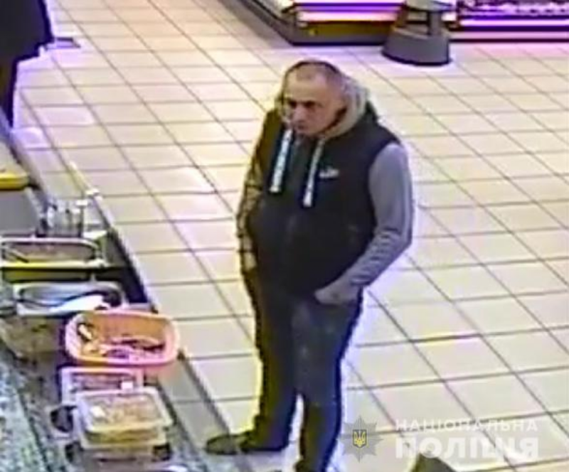 Невідомий вбив чоловіка, поки той чекав на свою чергу у супермаркеті: оприлюднено відео з місця події (ВІДЕО)